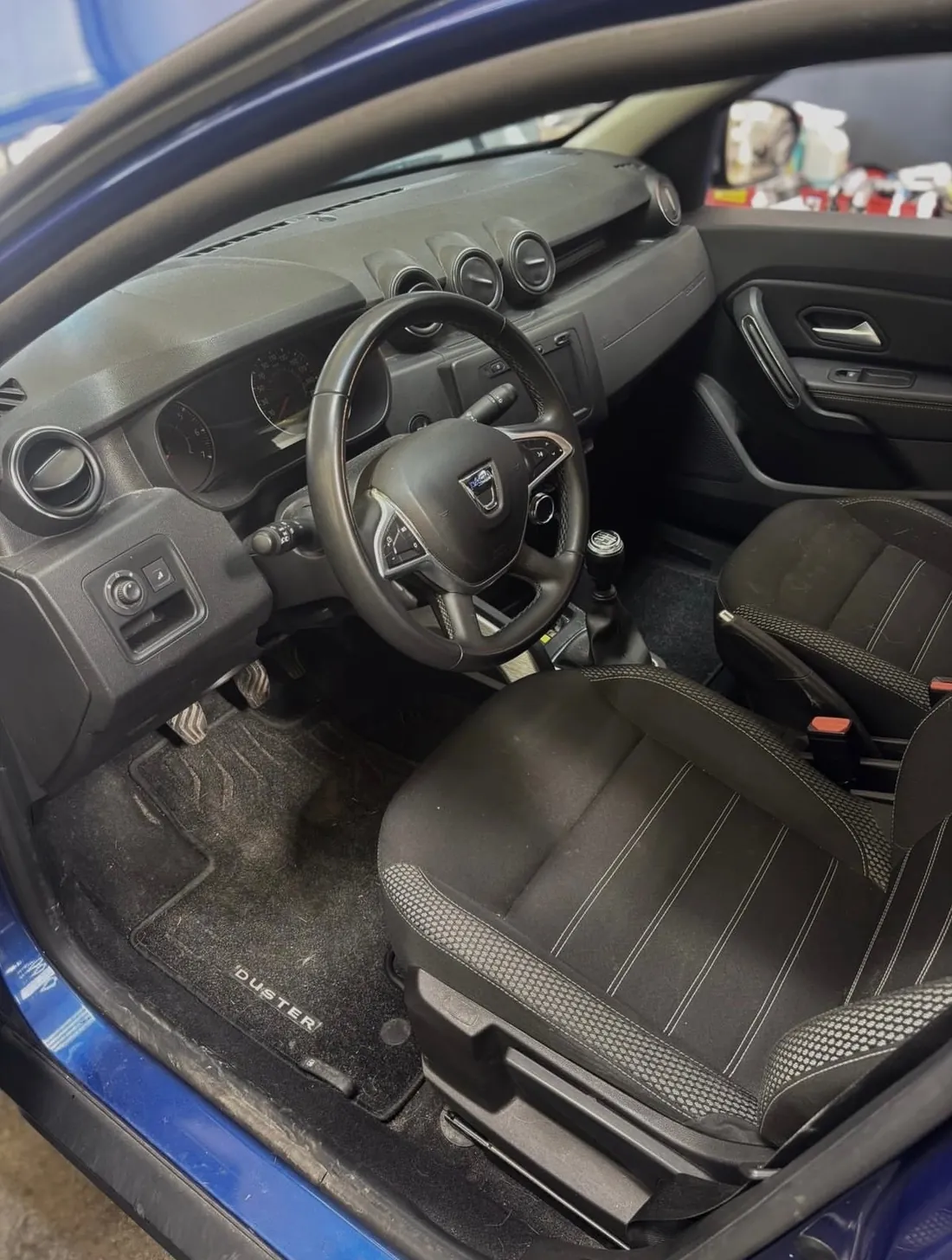 Intérieur Dacia Duster avant nettoyage, moquettes et tapis encrassés
